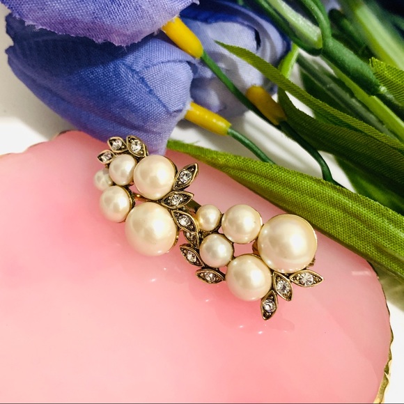 🌹Vintage Monet Gold crystal Pearl clip earring - Picture 9 of 17